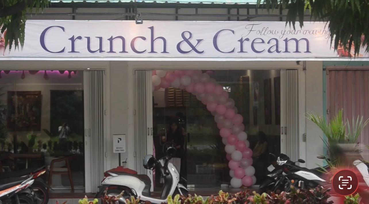 Crunch and Cream storefront branding